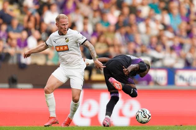 250724 Mikkel Rygaard Jensen of Häcken and Nilson Angulo of Anderlecht during the UEFA Europa League second qualifying round match between Anderlecht and Häcken on July 24, 2025 in Brussels. Photo: Michael Erichsen BILDBYRAN COP 89 MI0855 fotboll football soccer fotball uefa europa league europa league kval qualifying round qualification anderlecht häcken bbeng Copyright: MICHAELxERICHSEN BB250724MI047