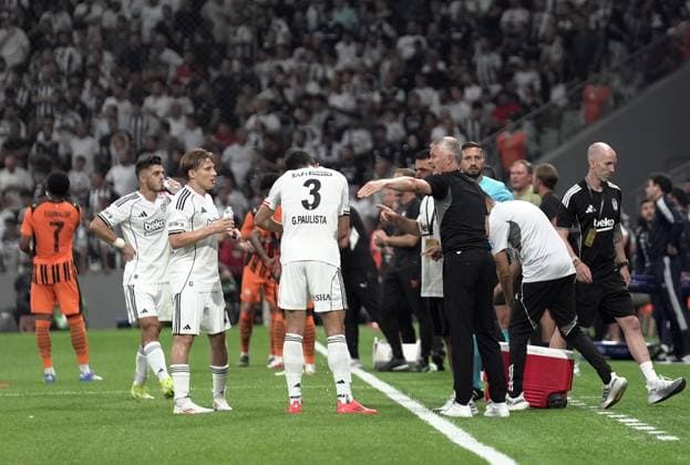 Besiktas v Shakhtar Donetsk - UEFA Europa League ISTANBUL, TURKIYE - JULY 24: Head coach Ole Gunnar Solsjaer (R) of Besiktas gives tactics to his players during the UEFA Europa League second qualifying round first leg match between Besiktas and Shakhtar Donetsk at the Tupras Stadium in Istanbul, Turkiye on July 24, 2025. Esra Bilgin Anadolu Istanbul Turkey. Editorial use only. Please get in touch for any other usage.  Copyright: x2025xAnadoluxEsraxBilginx