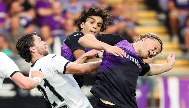 Hacken s Adam Lundkvist and Anderlecht s Kasper Dolberg Rasmussen fight for the ball during a soccer game between Belgian soccer team RSC Anderlecht and the swedisch soccer team BK Hacken, in Anderlecht, Thursday 24 July 2025, in the second qualifying round (1st leg) of the 2025-2026 UEFA Europa League. VIRGINIExLEFOUR  x129950294x