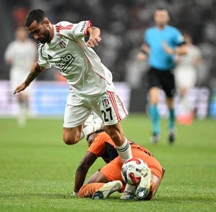Besiktas v Shakhtar Donetsk - UEFA Europa League ISTANBUL, TURKIYE - JULY 24: Besiktas player Rafa Silva (27) competes with Shakhtar Donetsk player Alisson Santana (30) during the UEFA Europa League second qualifying round first leg match between Besiktas and Shakhtar Donetsk at Tupras Stadium in Istanbul, Turkiye, on July 24, 2025. Ali Atmaca Anadolu Istanbul Turkey. Editorial use only. Please get in touch for any other usage.  Copyright: x2025xAnadoluxAlixAtmacax