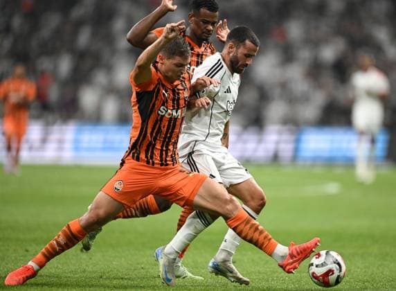 Besiktas v Shakhtar Donetsk - UEFA Europa League ISTANBUL, TURKIYE - JULY 24: Besiktas player Rafa Silva (27) competes with Shakhtar Donetsk player Alisson Santana (30) during the UEFA Europa League second qualifying round first leg match between Besiktas and Shakhtar Donetsk at Tupras Stadium in Istanbul, Turkiye, on July 24, 2025. Ali Atmaca Anadolu Istanbul Turkey. Editorial use only. Please get in touch for any other usage.  Copyright: x2025xAnadoluxAlixAtmacax