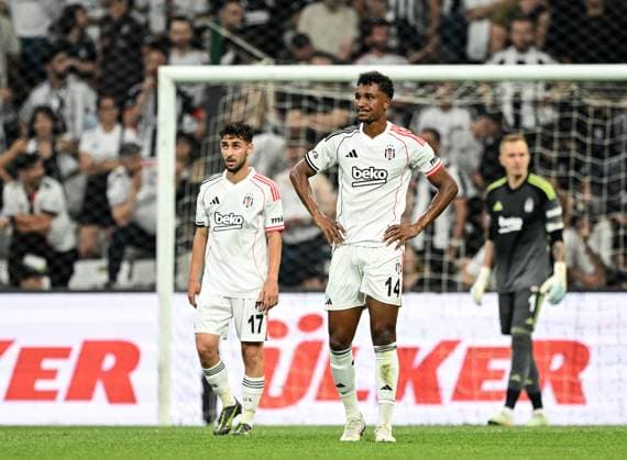 Besiktas v Shakhtar Donetsk - UEFA Europa League ISTANBUL, TURKIYE - JULY 24: Players of Besiktas react after losing a goal during the UEFA Europa League second qualifying round first leg match between Besiktas and Shakhtar Donetsk at Tupras Stadium in Istanbul, Turkiye, on July 24, 2025. Ali Atmaca Anadolu Istanbul Turkey. Editorial use only. Please get in touch for any other usage.  Copyright: x2025xAnadoluxAlixAtmacax