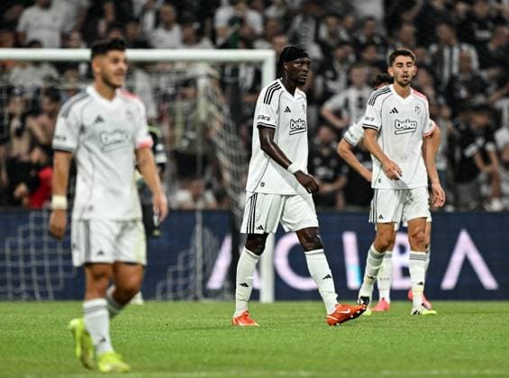 Besiktas v Shakhtar Donetsk - UEFA Europa League ISTANBUL, TURKIYE - JULY 24: Players of Besiktas react after losing a goal during the UEFA Europa League second qualifying round first leg match between Besiktas and Shakhtar Donetsk at Tupras Stadium in Istanbul, Turkiye, on July 24, 2025. Ali Atmaca Anadolu Istanbul Turkey. Editorial use only. Please get in touch for any other usage.  Copyright: x2025xAnadoluxAlixAtmacax