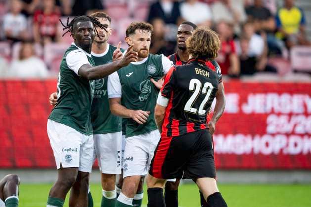UEFA Europa League second qualifying round - Midtjylland vs Hibernian Drama between FC Midtjylland s Mads Bech and Hibernian FC s Jack Iredale during the match between FC Midtjylland and Hibernian in a qualifying match for the Europa League at MCH Arena in Herning on Thursday, July 24, 2025. , Herning Denmark Mors Copyright: BoxAmrstrupx xRitzauxScanpix BoxAmstrupx spdk20250724-214529-L