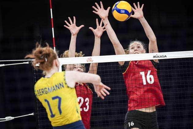 Brazil v Germany - FIVB Volleyball Nations League (VNL) LODZ, POLAND - JULY 24: Brazil’s Julia Isabelle Bergmann (17) competes with Germany’s Anastasia Cekulaev (16) during the FIVB Volleyball Nations League (VNL) quarter-final match between Brazil and Germany at Atlas Arena in Lodz, Poland, on July 24, 2025. Beyza Comert Anadolu Lodz Poland. Editorial use only. Please get in touch for any other usage.  Copyright: x2025xAnadoluxBeyzaxComertx
