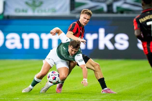 Qualification for Europa League: FC Midtjylland-Hibernian Hibernian FC s Josh Campbell in action with FC Midtjylland s Viktor Bak during the match between FC Midtjylland and Hibernian in a qualification match for the Europa League at MCH Arena in Herning on Thursday, July 24, 2025. (Photo: Bo Amstrup Ritzau Scanpix) , Herning Denmark Mors Copyright: BoxAmrstrupx xRitzauxScanpix BoxAmstrupx spdk20250724-215653-L