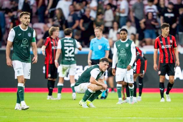 Qualification for Europa League: FC Midtjylland-Hibernian Hibernian FC players catch their breath after 1-1 in the match between FC Midtjylland and Hibernian in a qualification match for the Europa League at MCH Arena in Herning on Thursday, July 24, 2025. (Photo: Bo Amstrup Ritzau Scanpix) , Herning Denmark Mors Copyright: BoxAmrstrupx xRitzauxScanpix BoxAmstrupx spdk20250724-214102-L