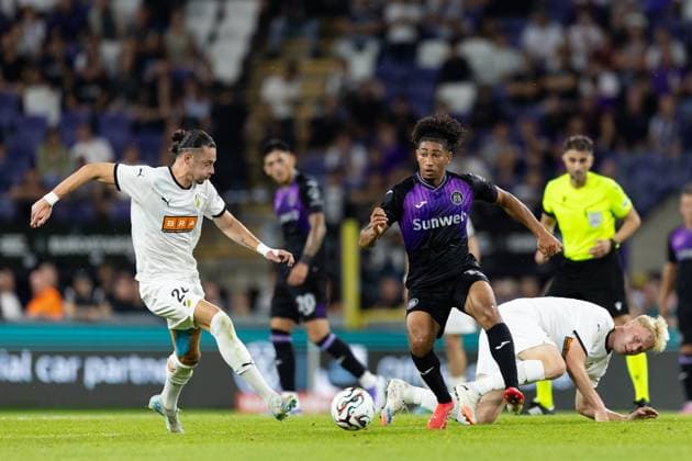 250724 Nathan Saliba of Anderlecht and Amor Layouni of Häcken during the UEFA Europa League second qualifying round match between Anderlecht and Häcken on July 24, 2025 in Brussels. Photo: Michael Erichsen BILDBYRAN COP 89 MI0855 anderlecht bbeng europa league football fotball fotboll häcken kval qualification qualifying round soccer uefa europa league Copyright: MICHAELxERICHSEN BB250724MI083