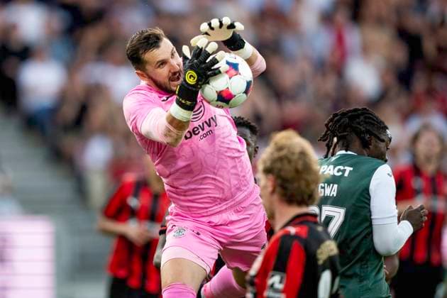 Qualification for Europa League: FC Midtjylland-Hibernian Hibernian FC s goalkeeper Jordan Smith in action during the match between FC Midtjylland and Hibernian in a qualification match for the Europa League at MCH Arena in Herning on Thursday, July 24, 2025. (Photo: Bo Amstrup Ritzau Scanpix) , Herning Denmark Mors Copyright: BoxAmrstrupx xRitzauxScanpix BoxAmstrupx spdk20250724-215831-L