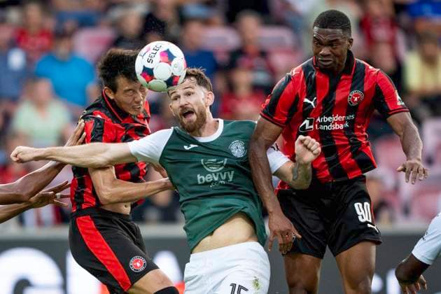 Qualification for Europa League: FC Midtjylland-Hibernian Hibernian FC s Jack Iredale in action with FC Midtjylland s Han-Beom Lee and Friday Etim during the match between FC Midtjylland and Hibernian in a qualification match for the Europa League at MCH Arena in Herning on Thursday, July 24, 2025. (Photo: Bo Amstrup Ritzau Scanpix) , Herning Denmark Mors Copyright: BoxAmrstrupx xRitzauxScanpix BoxAmstrupx spdk20250724-215942-L