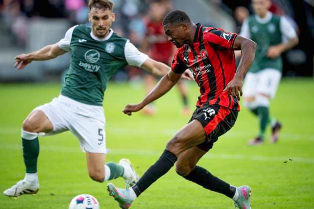 Qualification for Europa League: FC Midtjylland-Hibernian FC Midtjylland s Friday Etim in action with Hibernian FC s Warren O Hora during the match between FC Midtjylland and Hibernian in a qualification match for the Europa League at MCH Arena in Herning on Thursday, July 24, 2025. (Photo: Bo Amstrup Ritzau Scanpix) , Herning Denmark Mors Copyright: BoxAmrstrupx xRitzauxScanpix BoxAmstrupx spdk20250724-220447-L