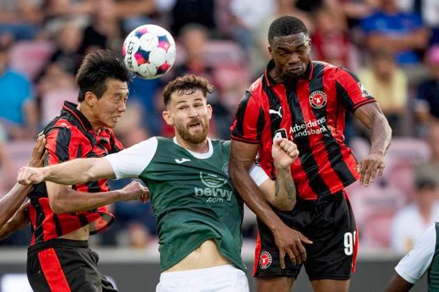 Qualifying for the Europa League: FC Midtjylland-Hibernian Hibernian FC s Jack Iredale in action with FC Midtjylland s Han-Beom Lee and Friday Etim during the match between FC Midtjylland and Hibernian in a qualifying game for the Europa League at MCH Arena in Herning on Thursday, July 24, 2025. (Photo: Bo Amstrup Ritzau Scanpix) , Herning Denmark Mors Copyright: BoxAmrstrupx xRitzauxScanpix BoxAmstrupx spdk20250724-222236-L