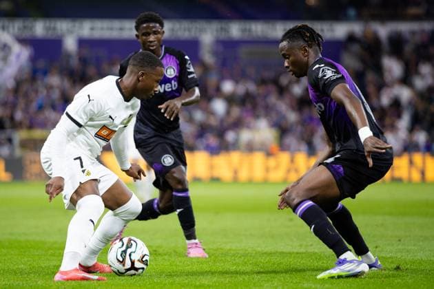 250724 Sanders Ngabo of Häcken and Moussa Ndiaye of Anderlecht during the UEFA Europa League second qualifying round match between Anderlecht and Häcken on July 24, 2025 in Brussels. Photo: Michael Erichsen BILDBYRAN COP 89 MI0855 anderlecht bbeng europa league football fotball fotboll häcken kval qualification qualifying round soccer uefa europa league Copyright: MICHAELxERICHSEN BB250724MI088