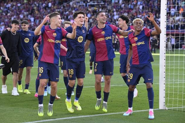 Barcelona v Real Madrid - La Liga BARCELONA, SPAIN - MAY 11: Barcelona s players celebrate after they won the la liga football match against Real Madrid at the Estadi Olimpic Lluis Companys, in Barcelona, on May 11, 2025. Spain World. Editorial use only. Please get in touch for any other usage.  Copyright: x2025xAnadoluxAdriaxPuigx