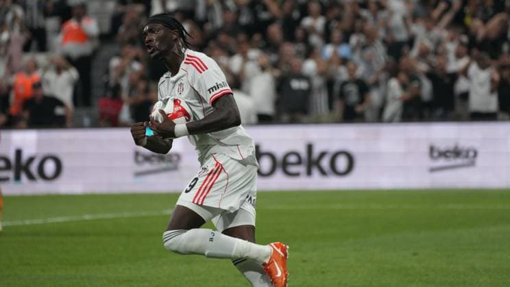 Tammy Abraham of Besiktas celebrates after scoring the first goal of his team during the UEFA Europa League 2025 26 Second Qualifying Round First Leg match between Besiktas and Shakhtar Donetsk at Tupras Stadium on July 24, 2025 in Istanbul, Turkey. Istanbul Tupras Stadium Turkey Copyright: xSeskimphotox Besiktas-Shakhtar240725 (11)