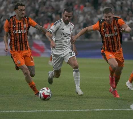 Rafa Silva (C) of Besiktas and Marlon Gomes (6) , Valerii Bondar (5) of Shakhtar Donetsk battle for the ball during the UEFA Europa League 2025 26 Second Qualifying Round First Leg match between Besiktas and Shakhtar Donetsk at Tupras Stadium on July 24, 2025 in Istanbul, Turkey. Istanbul Tupras Stadium Turkey Copyright: xSeskimphotox Besiktas-Shakhtar240725 (2)
