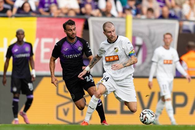 250724 Enric Llansana of Anderlecht and Simon Gustafson of Häcken during the UEFA Europa League second qualifying round match between Anderlecht and Häcken on July 24, 2025 in Brussels. Photo: Michael Erichsen BILDBYRAN COP 89 MI0855 anderlecht bbeng europa league football fotball fotboll häcken kval qualification qualifying round soccer uefa europa league Copyright: MICHAELxERICHSEN BB250724MI150