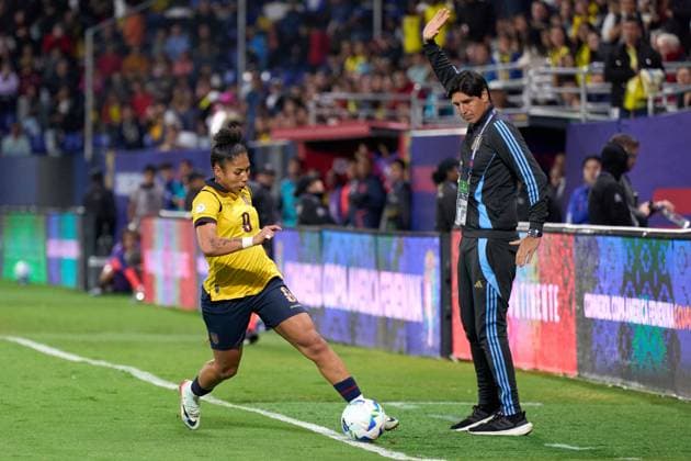 Nayely Bolanos of Ecuador dribbles the ball while German Portanova, Head Coach ofA rgentina stands by during the defining Group B match of Copa America Feminina between Argentina and Ecuador at Complejo Independiente del Valle on July 24, 2025 in Quito, Ecuador (Photo by Camilla Stolen, Imago) Quito Ecuador Copyright: xCamillaxStolenx L1045233