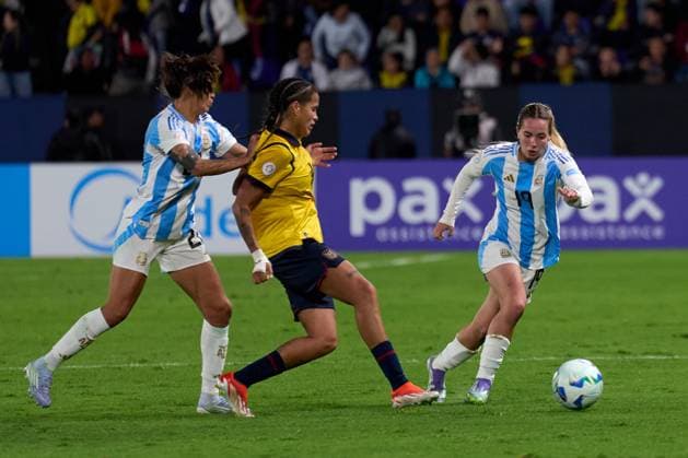 Agostina Holzheier of Argentina dribbles the ball past Justine Cuadra of Ecuador during the defining Group B match of Copa America Feminina between Argentina and Ecuador at Complejo Independiente del Valle on July 24, 2025 in Quito, Ecuador (Photo by Camilla Stolen, Imago) Quito Ecuador Copyright: xCamillaxStolenx L1045575