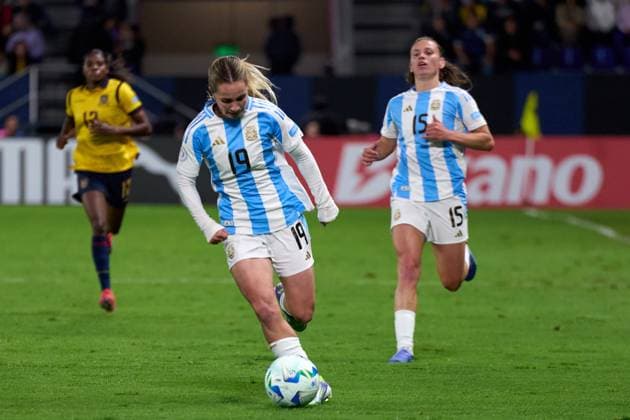 Agostina Holzheier of Argentina dribbles the ball during the defining Group B match of Copa America Feminina between Argentina and Ecuador at Complejo Independiente del Valle on July 24, 2025 in Quito, Ecuador (Photo by Camilla Stolen, Imago) Quito Ecuador Copyright: xCamillaxStolenx L1045552