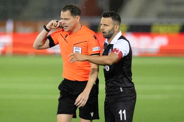 Schiedsrichter Darren England, ENG, re. Renato Steffen, FCL, FC Lugano - CFR Cluj, Qualifikationsrunde UEFA Europa League, Fussball, 24.07.2025