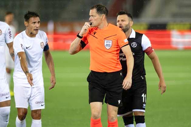 V.l.n.r. Camora, CFR, Schiedsrichter Darren England, ENG, Renato Steffen, FCL, FC Lugano - CFR Cluj, Qualifikationsrunde UEFA Europa League, Fussball, 24.07.2025
