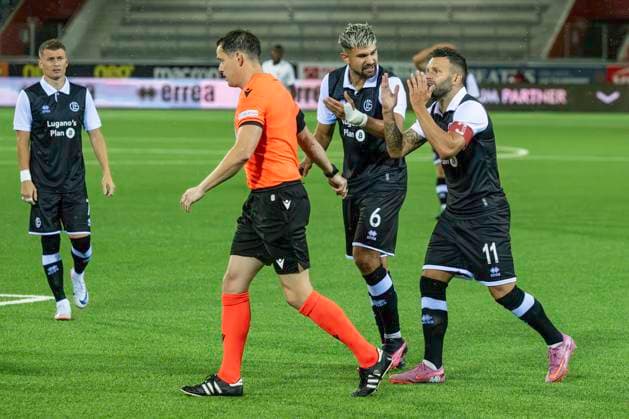 V.l.n.r. Schiedsrichter Darren England, ENG, Antonios Papadopoulos, Renato Steffen, FCL, FC Lugano - CFR Cluj, Qualifikationsrunde UEFA Europa League, Fussball, 24.07.2025
