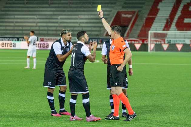 V.l.n.r. Antonios Papadopoulos, Renato Steffen, FCL, Schiedsrichter Darren England, ENG, gelbe Karte, FC Lugano - CFR Cluj, Qualifikationsrunde UEFA Europa League, Fussball, 24.07.2025