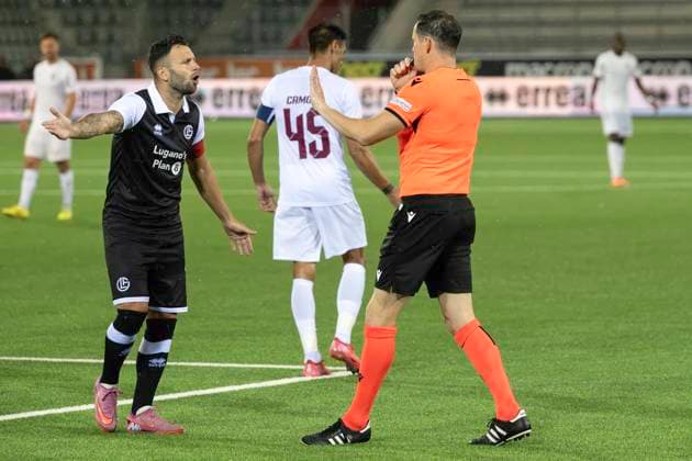 Renato Steffen, FCL, re. Schiedsrichter Darren England, ENG, FC Lugano - CFR Cluj, Qualifikationsrunde UEFA Europa League, Fussball, 24.07.2025