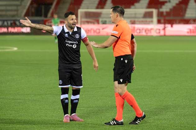 Renato Steffen, FCL, re. Schiedsrichter Darren England, ENG, FC Lugano - CFR Cluj, Qualifikationsrunde UEFA Europa League, Fussball, 24.07.2025