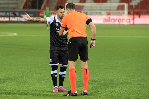 Renato Steffen, FCL, re. Schiedsrichter Darren England, ENG, FC Lugano - CFR Cluj, Qualifikationsrunde UEFA Europa League, Fussball, 24.07.2025
