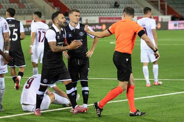 V.l.n.r. Renato Steffen, Ezgjan Alioski, FCL, Schiedsrichter Darren England, ENG, FC Lugano - CFR Cluj, Qualifikationsrunde UEFA Europa League, Fussball, 24.07.2025