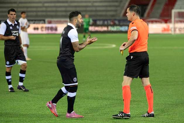 Renato Steffen, FCL, re. Schiedsrichter Darren England, ENG, FC Lugano - CFR Cluj, Qualifikationsrunde UEFA Europa League, Fussball, 24.07.2025