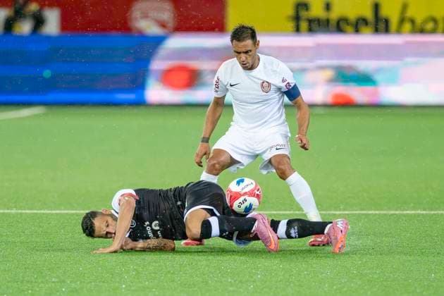 Renato Steffen, FCL, am Boden, hi. Camora, CFR, FC Lugano - CFR Cluj, Qualifikationsrunde UEFA Europa League, Fussball, 24.07.2025