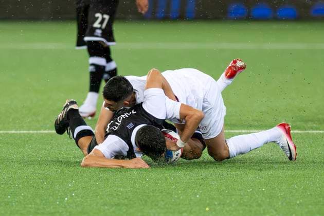 Mattia Zanotti, FCL, am Boden, re. Meriton Korenica, CFR, FC Lugano - CFR Cluj, Qualifikationsrunde UEFA Europa League, Fussball, 24.07.2025