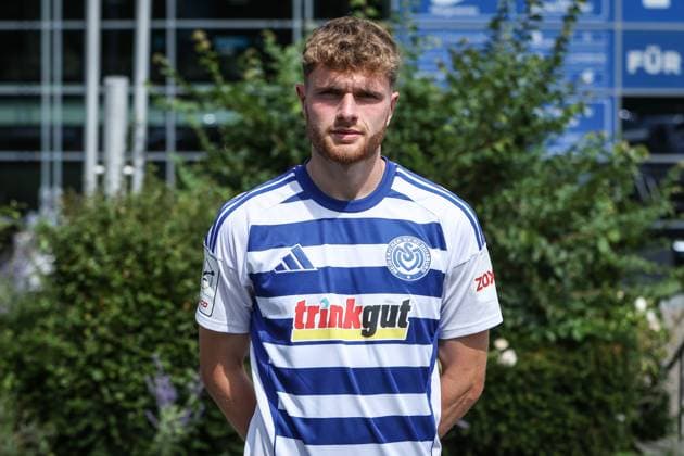 Fussball, 3.Liga Saison 2025 2026 Team- und Porträtfototermin MSV Duisburg 24.07.2025, schauinsland-reisen-arena Steffen Meuer (MSV Duisburg, 18) Duisburg schauinsland-reisen-arena Nordrhein-Westfalen Deutschland