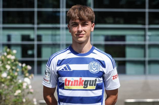 Fussball, 3.Liga Saison 2025 2026 Team- und Porträtfototermin MSV Duisburg 24.07.2025, schauinsland-reisen-arena Simon Symalla (MSV Duisburg, 23) Duisburg schauinsland-reisen-arena Nordrhein-Westfalen Deutschland
