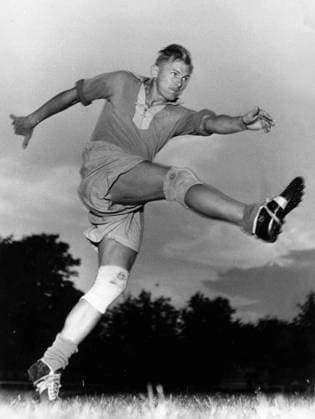 Historiskebilder Fotball 1955. Fotballaget Larvik Turn. Her er spilleren Gunnar Thoresen i aksjon. Foto: Aage Storlokken Historiskebilder Fotball 1955. Fotballaget Larvik Turn. Her er spilleren Gunnar Thoresen i aksjon. Foto: Aage Storlokken Aktuell NTB - - BILDET ER ca 4 MB - - Norge Norway EDITORIAL USE ONLY Ref:_SPOiKLM1K-Z9D4.jpg *** Historical images Football 1955 Football team Larvik Turn Here is the player Gunnar Thoresen in action Photo Aage Storlokken Aktuell NTB THE IMAGE IS approx. 4 MB Norway Norway EDITORIAL USE ONLY  EDITORIAL USE ONLY. RESTRICTED USE FOR BETTING COMPANIES Ref:0240215252st.jpg *** Historical images Football 1955 Football team Larvik Turn Here is the player Gunnar Thoresen in action Photo Aage Storlokken Historical images Football 1955 Football team Larvik Turn Here is the player Gunnar Thoresen in action Photo Aage Storlokken Aktuell NTB THE IMAGE IS approx 4 MB Norway Norway EDITORIAL USE ONLY Ref SPOiKLM1K Z9D4 jpg Historical images Football 1955 Football team Larvik Turn Here is the player Gunnar Thoresen in action Photo Aage Storlokken Aktuell NTB THE IMAGE IS approx 4 MB Norway Norway EDITORIAL USE ONLY  EDITORIAL USE ONLY RESTRICTED USE FOR BETTING COMPANIES  Copyright: xIMAGO NTBx