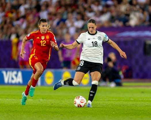 23.07.2025, UEFA Frauen-Europameisterschaft 2025 in der Schweiz. Halbfinale, Deutschland - Spanien, Im Stadion Letzigrund Zürich. v.li: Patri Guijarro (Spanien) gegen Giovanna Hoffmann (Deutschland)
