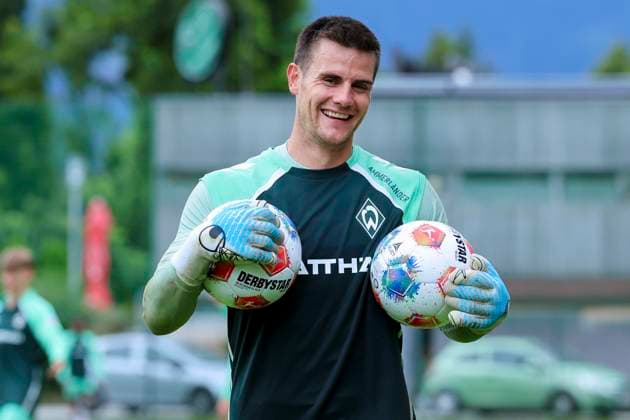 Torhueter Michael Zetterer (Werder Bremen) lacht, 25.07.2025, Training Werder Bremen, Parkstadion am 25. July 2025 in Zell am Ziller, Oesterreich. (Foto von Marco Steinbrenner DeFodi Images) Torhueter Michael Zetterer (Werder Bremen) smiles, 25.07.2025, Training Werder Bremen, Parkstadion, July 25, 2025 in Zell am Ziller, Austria. (Photo by Marco Steinbrenner DeFodi Images) *** Goalkeeper Michael Zetterer Werder Bremen laughs, 25 07 2025, Training Werder Bremen, Parkstadion on July 25, 2025 in Zell am Ziller, Austria Photo by Marco Steinbrenner DeFodi Images Goalkeeper Michael Zetterer Werder Bremen smiles, 25 07 2025, Training Werder Bremen, Parkstadion, July 25, 2025 in Zell am Ziller, Austria Photo by Marco Steinbrenner DeFodi Images