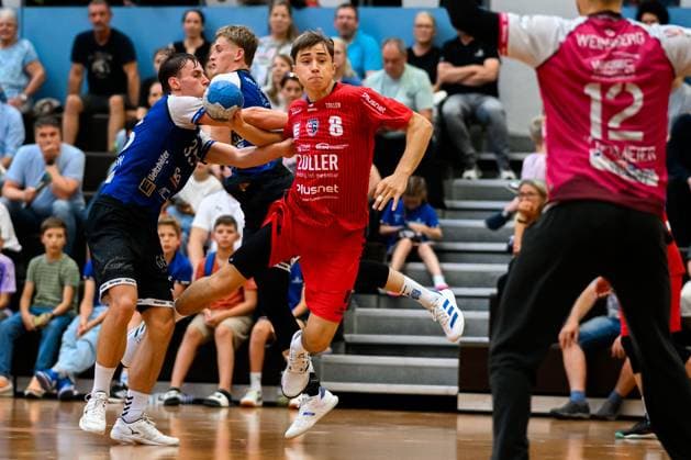 Bietigheim: HBL - 25 26 - Testspiel - TSV Weinsberg - SG BBM Bietigheim v. li. im Zweikampf Tim Titzmann (Weinsberg), Alen Hadzimuhamedovic (Bietigheim), Torhueter Stefan Koppmeier (Weinsberg) Bietigheim-Bissingen Sporthalle am Viadukt Baden-Württemberg Deutschland