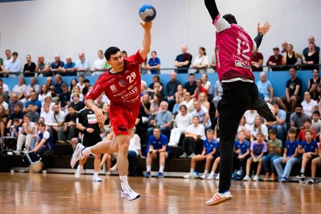 Bietigheim: HBL - 25 26 - Testspiel - TSV Weinsberg - SG BBM Bietigheim Moritz Strosack (Bietigheim), Torhueter Stefan Koppmeier (Weinsberg) Bietigheim-Bissingen Sporthalle am Viadukt Baden-Württemberg Deutschland