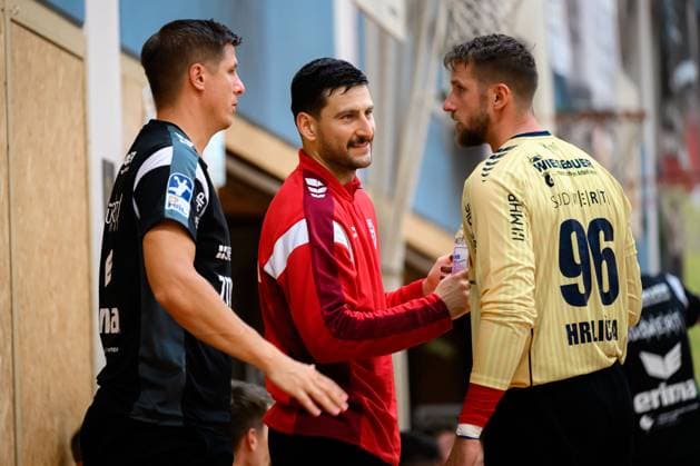 Bietigheim: HBL - 25 26 - Testspiel - TSV Weinsberg - SG BBM Bietigheim v.li. Torwart-Trainer Jürgen Müller , Torhueter Martin Tomovski (Bietigheim), Torhueter Jan Hrdlicka (Bietigheim) Bietigheim-Bissingen Sporthalle am Viadukt Baden-Württemberg Deutschland