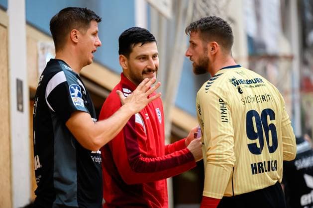 Bietigheim: HBL - 25 26 - Testspiel - TSV Weinsberg - SG BBM Bietigheim v.li. Torwart-Trainer Jürgen Müller , Torhueter Martin Tomovski (Bietigheim), Torhueter Jan Hrdlicka (Bietigheim) Bietigheim-Bissingen Sporthalle am Viadukt Baden-Württemberg Deutschland