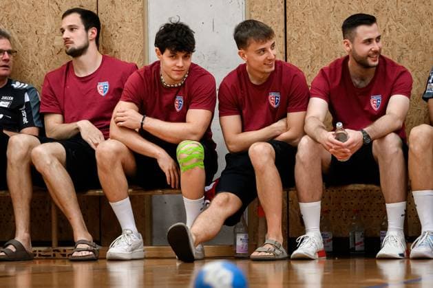 Bietigheim: HBL - 25 26 - Testspiel - TSV Weinsberg - SG BBM Bietigheim v.li. Dominik Claus (Bietigheim), Max Prantner (Bietigheim), Nico Bacani (Bietigheim) alle verletzt, Torhueter Filip Baranasic (Bietigheim) Bietigheim-Bissingen Sporthalle am Viadukt Baden-Württemberg Deutschland