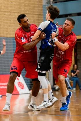 Bietigheim: HBL - 25 26 - Testspiel - TSV Weinsberg - SG BBM Bietigheim v. li. im Zweikampf Djibril M™Bengue (Bietigheim), Nicolas Ehrlich (Weinsberg), Fabian Wiederstein (Bietigheim) Bietigheim-Bissingen Sporthalle am Viadukt Baden-Württemberg Deutschland