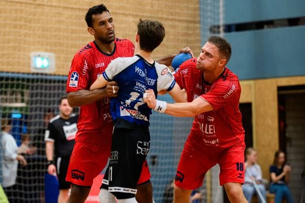 Bietigheim: HBL - 25 26 - Testspiel - TSV Weinsberg - SG BBM Bietigheim v. li. im Zweikampf Djibril M™Bengue (Bietigheim), Nicolas Ehrlich (Weinsberg), Fabian Wiederstein (Bietigheim) Bietigheim-Bissingen Sporthalle am Viadukt Baden-Württemberg Deutschland