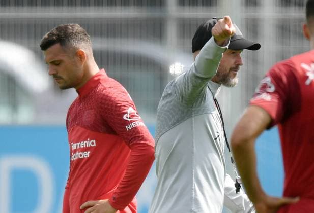 25.07.2025, xophax, Fussball 1.Bundesliga, Bayer 04 Leverkusen Training Bayer 04 Vorbereitung Bundesliga Erik ten Hag , rechts und Granit Xhaka (DFL DFB REGULATIONS PROHIBIT ANY USE OF PHOTOGRAPHS as IMAGE SEQUENCES and or QUASI-VIDEO) Leverkusen