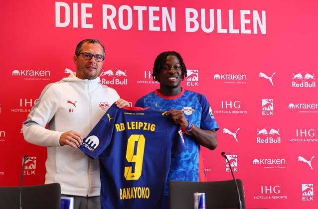 RB Leipzig - Pressekonferenz Johan Bakayoko Donaueschingen, 25.07.2025, Fussball, Bundesliga, Trainingslager , RB Leipzig Saisonvorbereitung in Baden-Württemberg , Der Öschberghof - RB Teamhotel. , Pressekonferenz zur Verpflichtung von Johan Bakayoko. Im Bild: Marcel Schäfer Schaefer (RB Leipzig, Geschäftsführer und Johan Bakayoko , *** RB Leipzig press conference Johan Bakayoko Donaueschingen, 25 07 2025, Football, Bundesliga, Training camp , RB Leipzig pre-season preparation in Baden Württemberg , The Öschberghof RB team hotel , Press conference on the signing of Johan Bakayoko In the picture Marcel Schäfer Schaefer RB Leipzig, Managing Director Sport and Johan Bakayoko , Picture Point