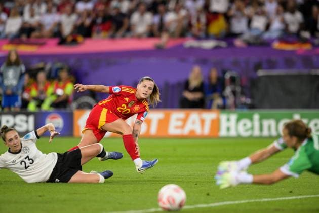 Fußball, UEFA Women s EURO 2025, 20250723, Deutschland - Spanien. Im Bild v.l. Sophia KLEINHERNE (Deutschland, 23), Claudia PINA (Spanien, 20), Torfrau Ann-Katrin BERGER (Deutschland, 1) nach Schuß auf Tor. Zürich Stadion Letzigrund Zürich Schweiz Copyright: Passion2Press MarkusxFischerx